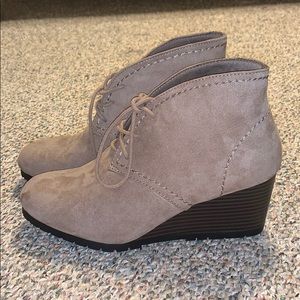 Time and Tru , size 7.5 tan wedges